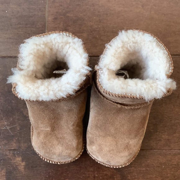 Adorable baby Ugg boots, size M (12-18 months) - Picture 4 of 8